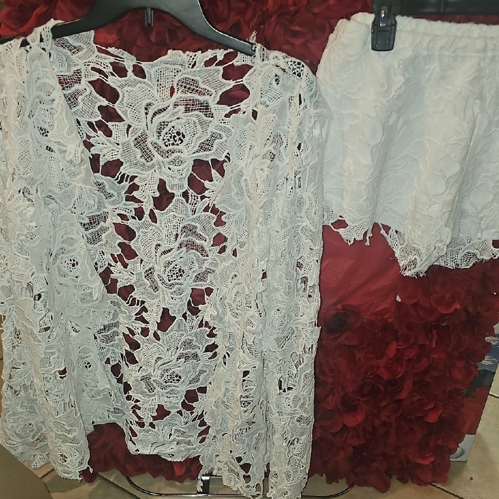 Women's NEW Elegant Lace Cardigan and Short Set Size L/XLarge - Picture 1 of 6